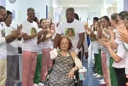 Roseana Murray é aplaudida ao sair de hospital