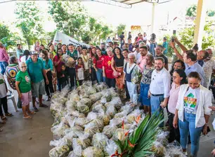 Famílias em situação de vulnerabilidade recebem alimentos no Piauí