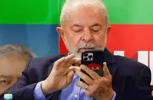 Lula usando celular(Reprodução)