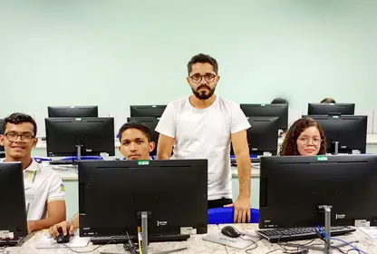 No laboratório, os alunos de Desenvolvimento de Sistemas, Abriam, Raí, Fernanda, Emily e o professor Eraques Folha