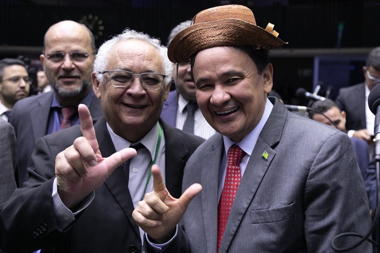 O radialista piauiense Chico Pereira e Wellington Dias fazendo o 