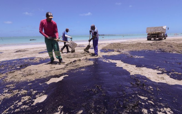 Praias inundadas pelo petróleo