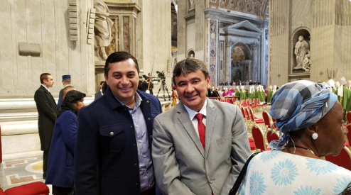 Wellington Dias participa de missa celebrada pelo Papa Francisco