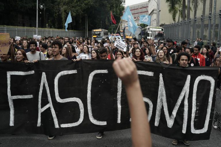 Os sinais da ascensão do fascismo