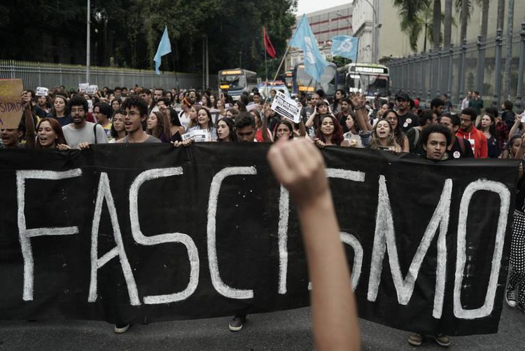 Estudantes marcham contra o fascismo representado por Bolsonaro