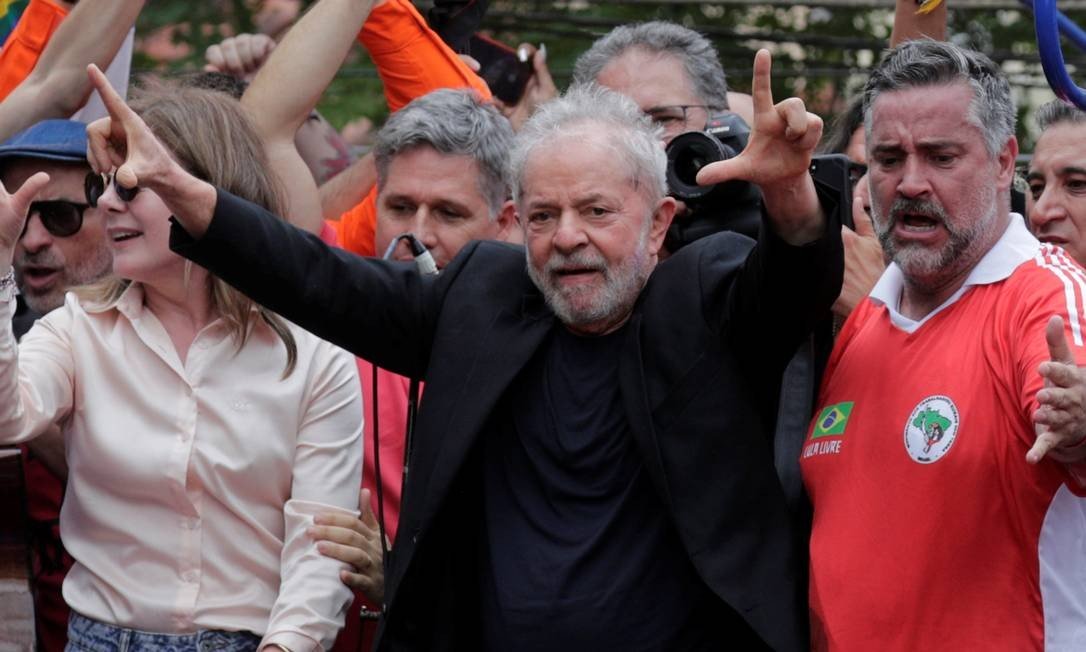 Líder das oposições, Lula faz duro discurso ao Brasil