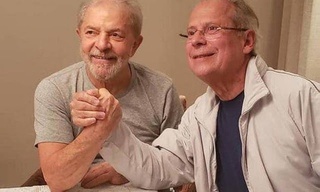 Lula e José Dirceu após liberdade