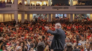 Lula fala aos presentes no Congresso e ao mundo