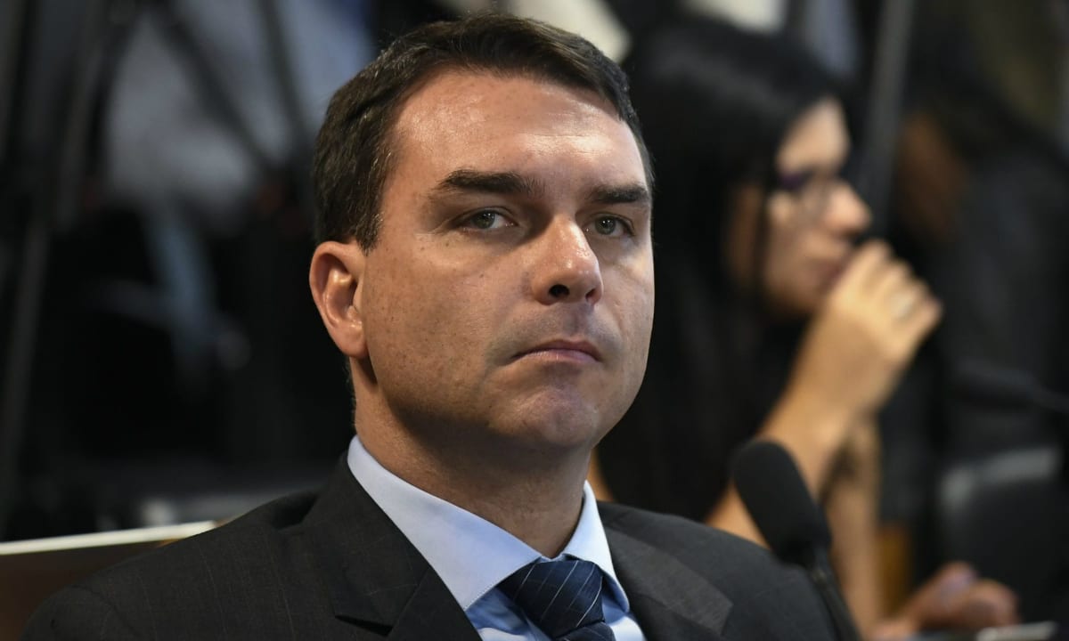 As suspeitas contra Flávio Bolsonaro implicam clã