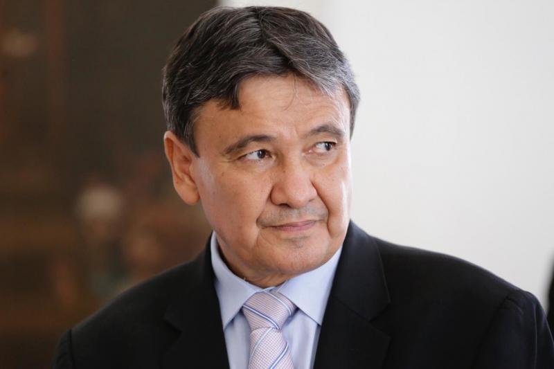 Governador determina investigação de fake news com sua família