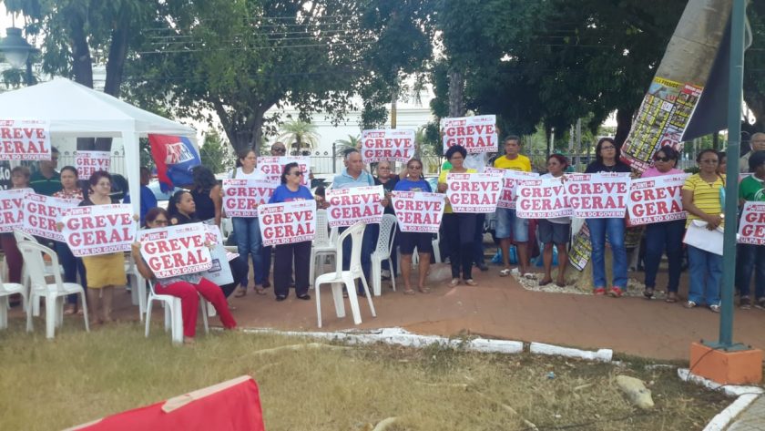 Professores do Estado continuam greve e montam "Acampamento da Resistência"