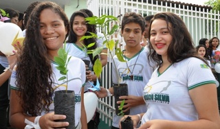 alunos saem às ruas pedindo paz