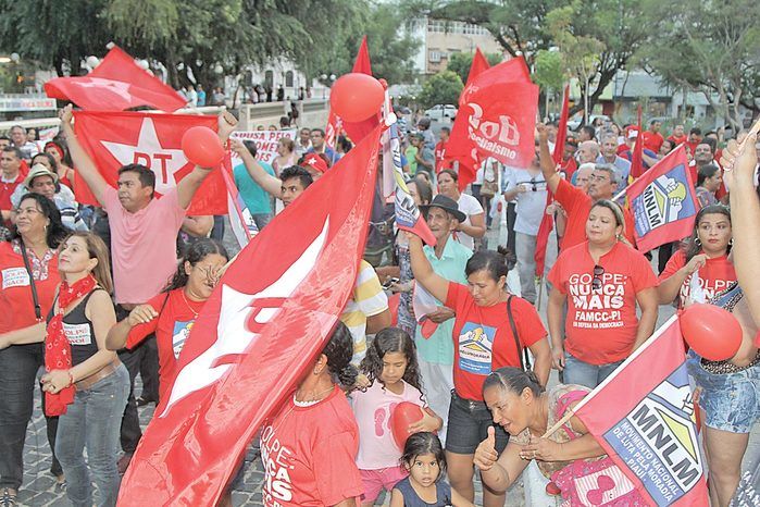 Ato contra impeachment reúne até mil pessoas