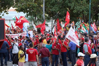 Gente gritando “NÃO VAI TER GOLPE”