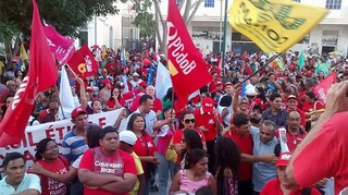 Gente gritando “NÃO VAI TER GOLPE”