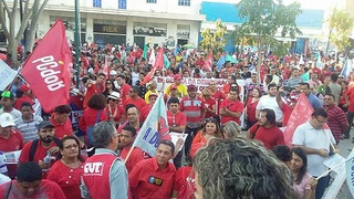 Gente gritando “NÃO VAI TER GOLPE”