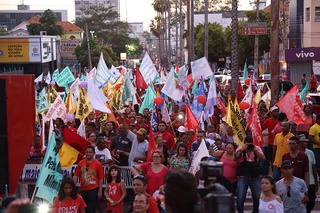 Gente gritando “NÃO VAI TER GOLPE”
