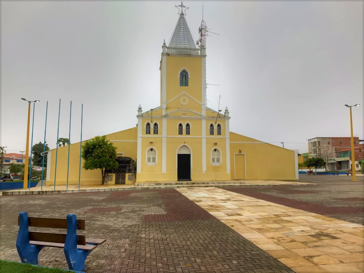 "Corte o bolo, tire o pedaço da sorte e ganhe a Juliana"