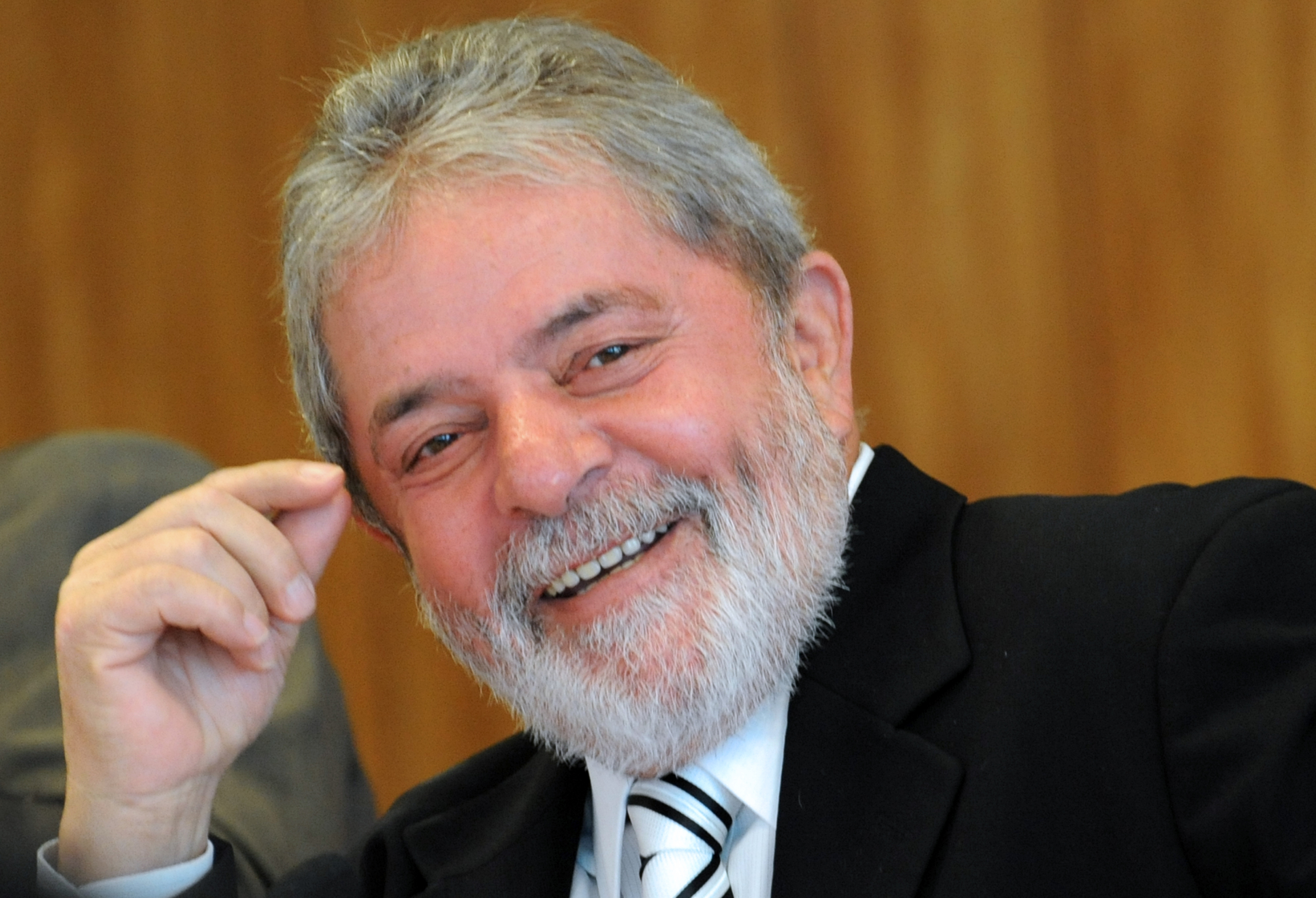 Terceira pesquisa da semana: Lula lidera e vence todos no 2º turno