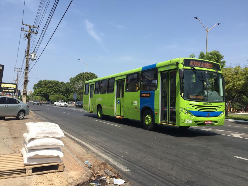 Ônibus na parada? Veja pela net!