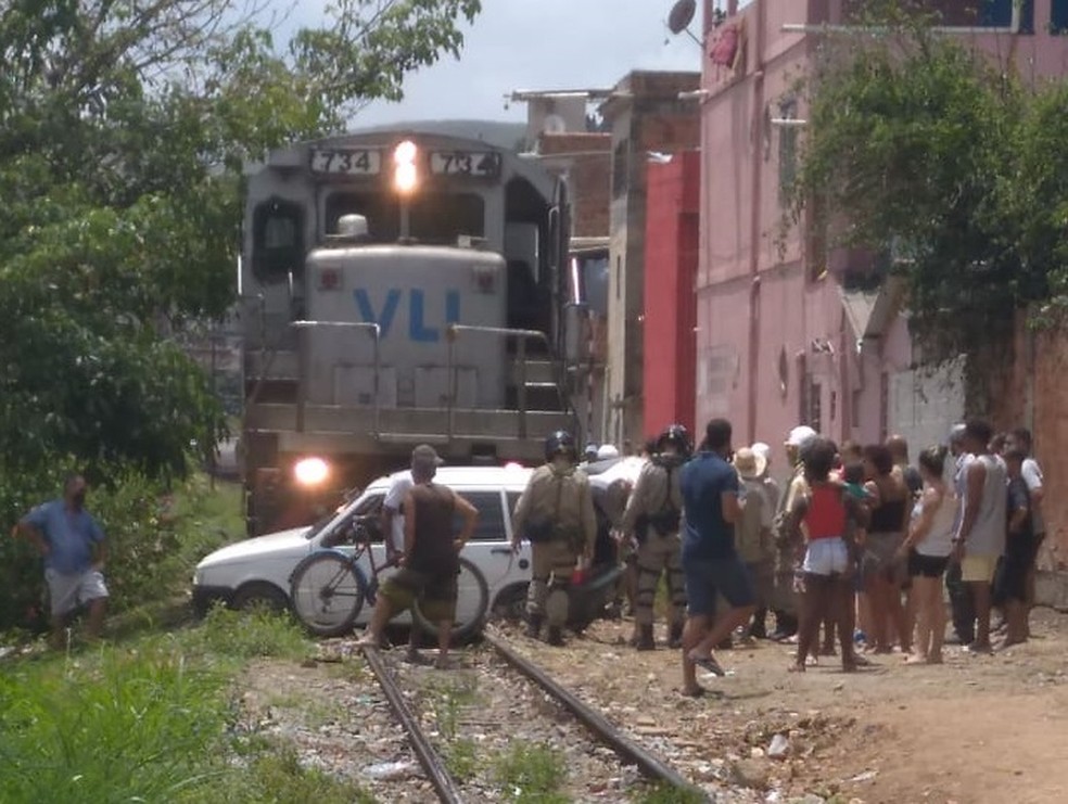 VÍDEO: Carro desliga em cima da linha férrea e é atingido por trem