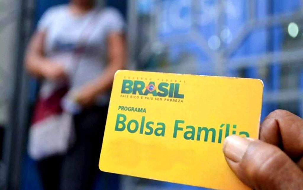 Bolsa família nas mãos da Igreja Universal