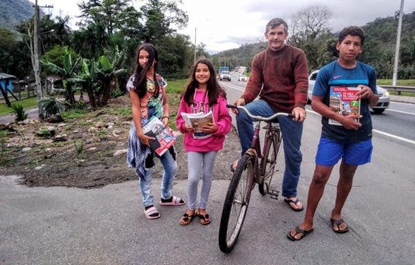 Sem internet, pai faz 28 km de bicicleta para buscar tarefas dos filhos