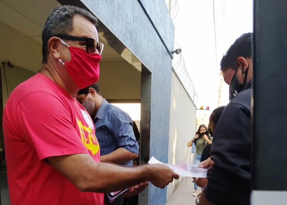 Gervásio Santos faz panfletagem em frente à empresa de call center