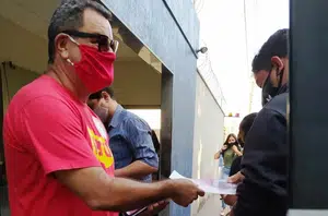 Gervasio Santos fazendo panfletagem(Divulgação)