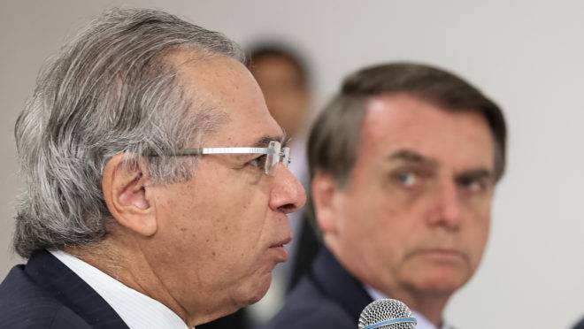 Governo estuda acabar com desconto de 20% em declaração simplificada do IR