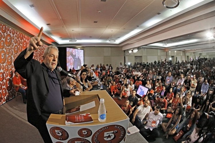 Lula em uma de suas palestras