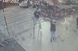 Momento em que os assaltantes chegam ao supermercado(PiauiHoje)
