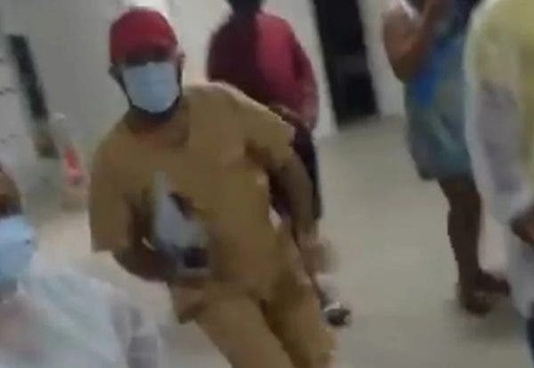 VÍDEO: Médico tenta dar voadora em homem durante confusão em hospital no Ceará