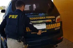 O suspeito e a vítima foram encaminhados à Polícia Civil de Ponte Nova(PRF/Divulgação)