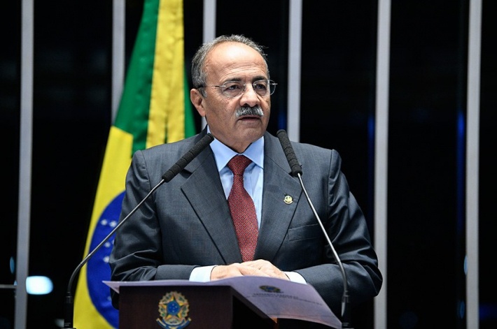 Vice-líder do governo no Senado foi flagrado com dinheiro na cueca