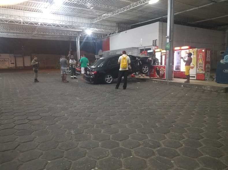 Motorista perde o controle e invade posto de gasolina em Teresina