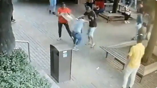 VÍDEO: foi bater em mulher e apanhou dos presentes