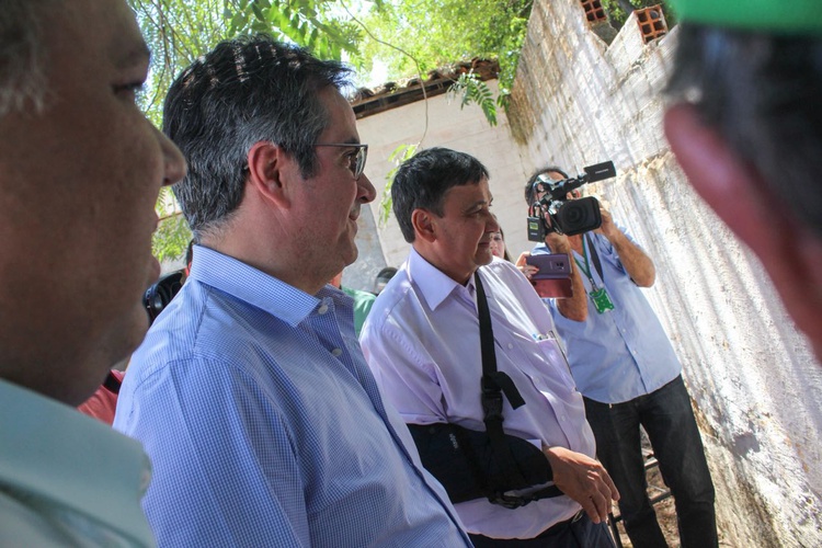 Ciro Nogueira visita obras da Nova Maternidade