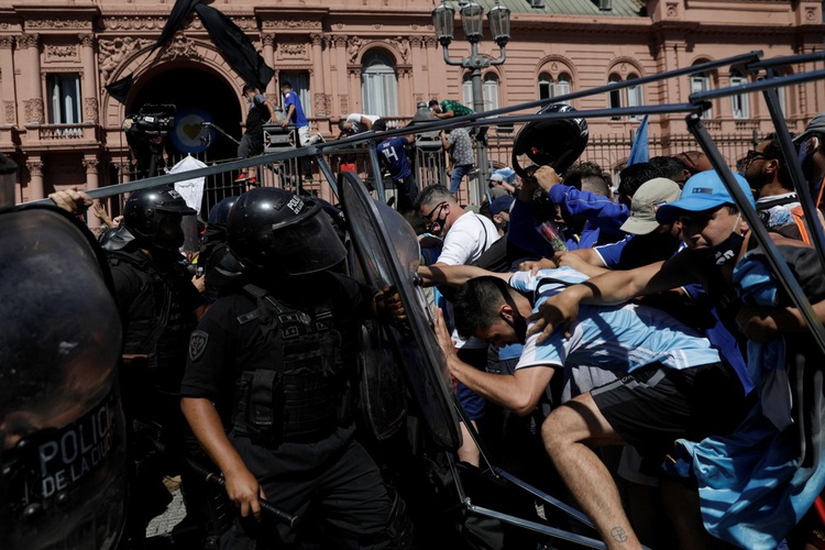Confusão entre torcedores e polícia na entrada da Casa Rosada, que abriga o velório de Diego Maradona