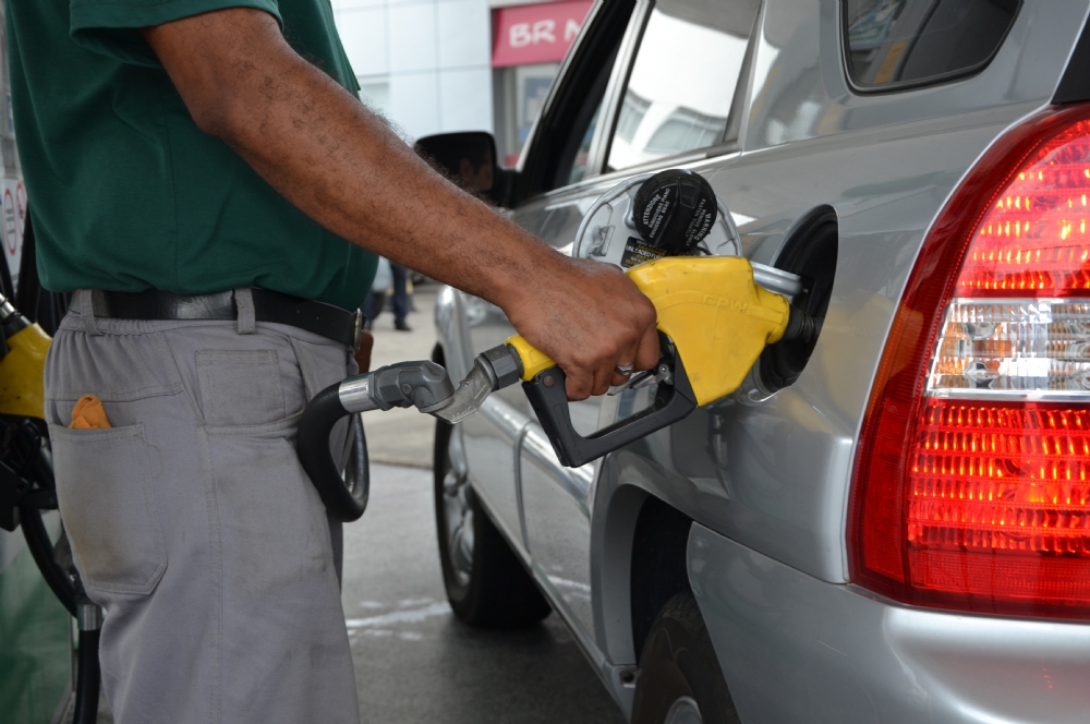 Preço médio da gasolina acumula alta de 14,69% desde maio no país