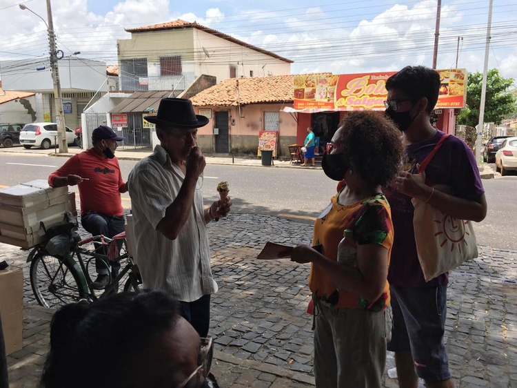 Lucineide Barros conversando com passageiros