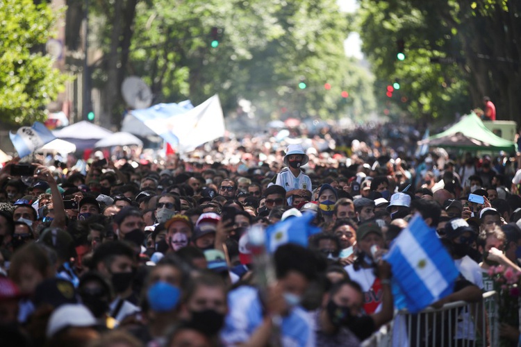 Multidão se aglomera no Centro de Buenos Aires durante velório