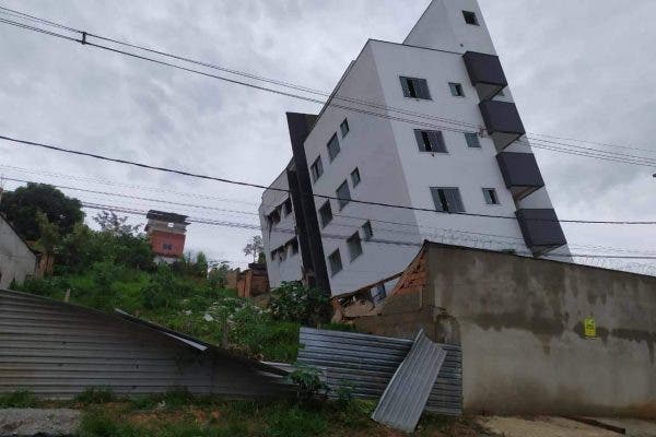 Prédio tomba em Betim e vizinhos são removidos