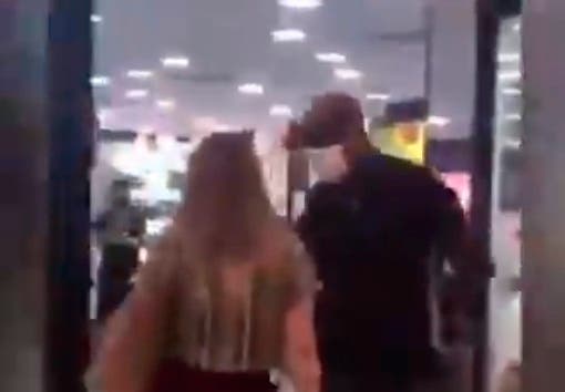 VÍDEO – Homem expõe racista em shopping: “Esse país é negro também. Tá na Suíça?”