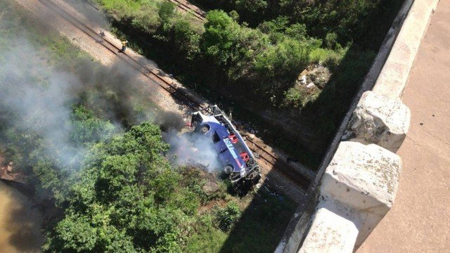 Ônibus que caiu de viaduto em Minas Gerais, veja detalhes do acidente