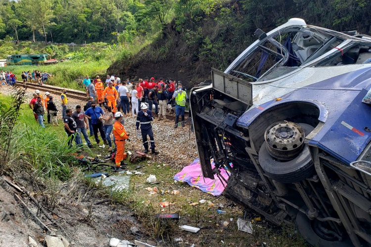 Acidente de ônibus no interior de Minas Gerais deixou mortos e feridos