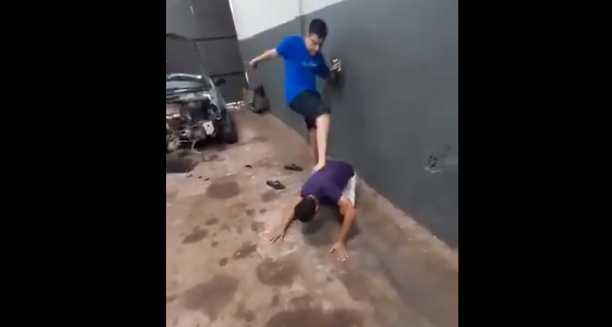 VÍDEO: mecânico é humilhado e espancado por dívida de R$ 500: “Fica de quatro”