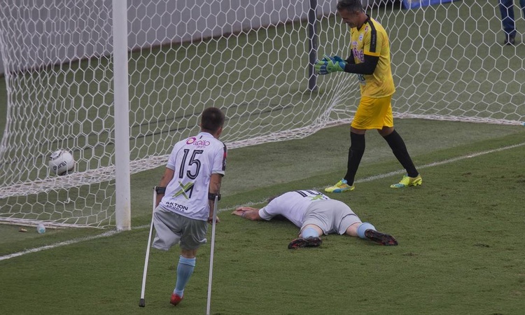 Bolsonaro faz gol com pé esquerdo em jogo beneficente de futebol