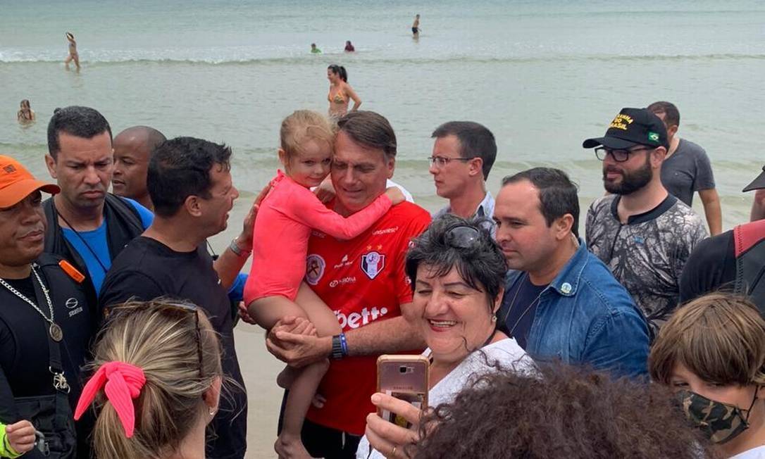 O Brasil está morrendo e Bolsonaro está de férias