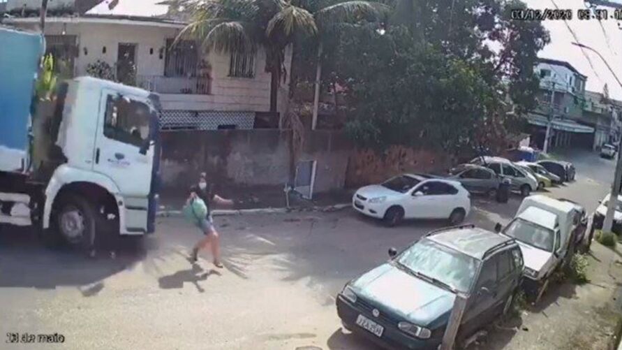 VÍDEO: Mulher escapa de ser atropelada por caminhão de lixo desgovernado